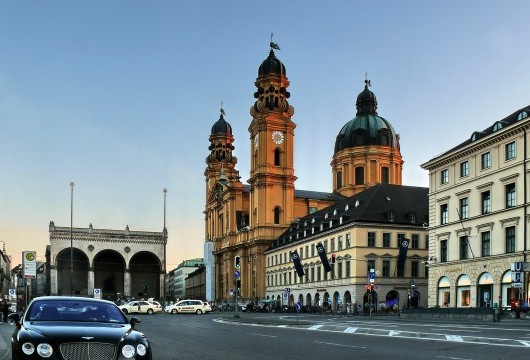 Nr. 1496s Odeonsplatz und Theatinerkirche in Muenchen Foto Werner Boehm