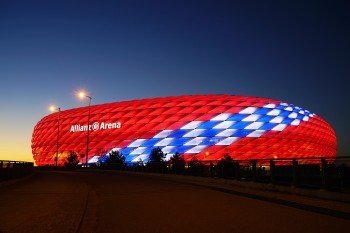 Nr. 2549s Allianz Arena rot-weiss-blau Foto Tommy Loesch