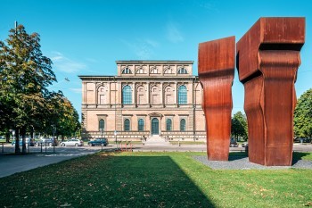 alte-pinakothek-buscando-la-luz-skulptur-von-eduardo-chillida-c-munchen-tourismus-nicanor-garcia