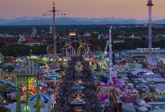 oktoberfest-panorama-mit-alpen-1-c-munchen-tourismus-jorg-lutz