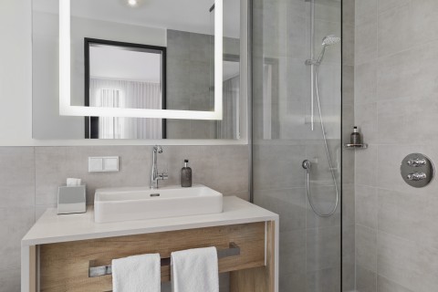 Bad mit begehbarer Dusche in Junior Suite