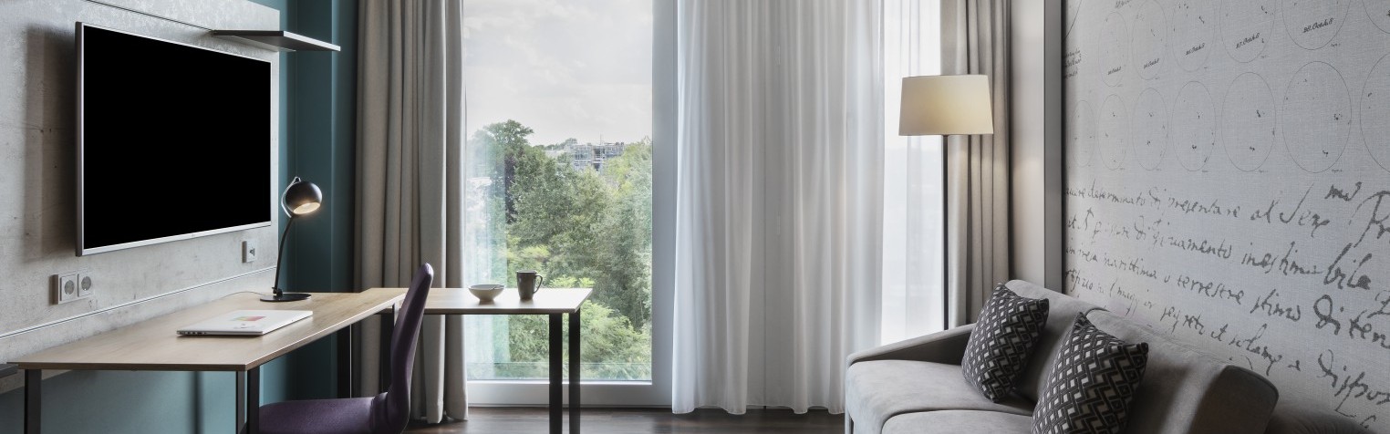Sofa mit Schreibtisch in hellem Zimmer