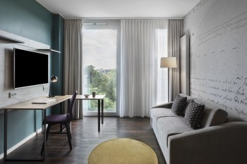 Sofa mit Schreibtisch in hellem Zimmer