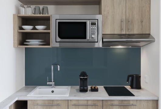 Kleine Küche mit einer Mikrowelle und einer kleinen Kaffemaschine und Wasserkoche