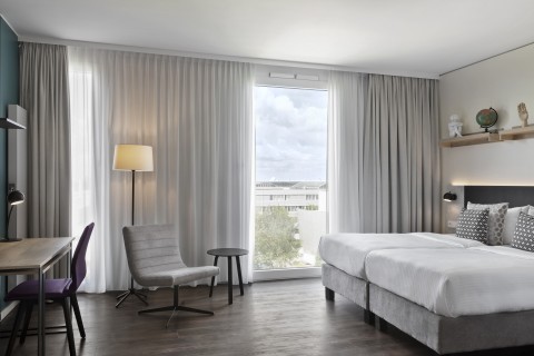 Hotelzimmer mit großem Bett und Fenster