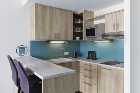 Kleine Küche mit Hochtisch und zwei Hockern