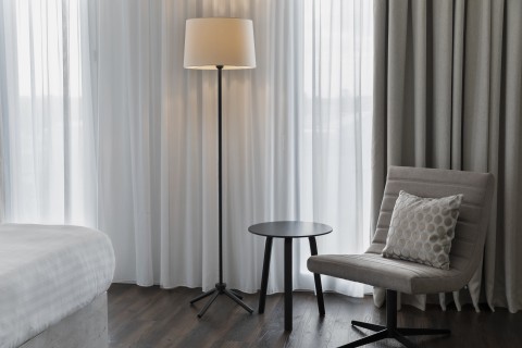 Nahaufnahme von einem Sessel mit Stehlampe