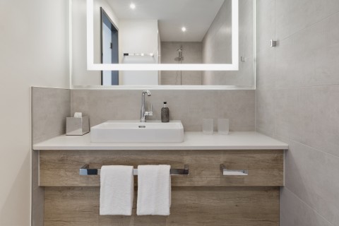 Großes, helles und modernes Badezimmer