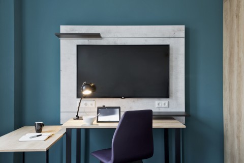 Zwei Schreibtische mit Sessel in Zimmer