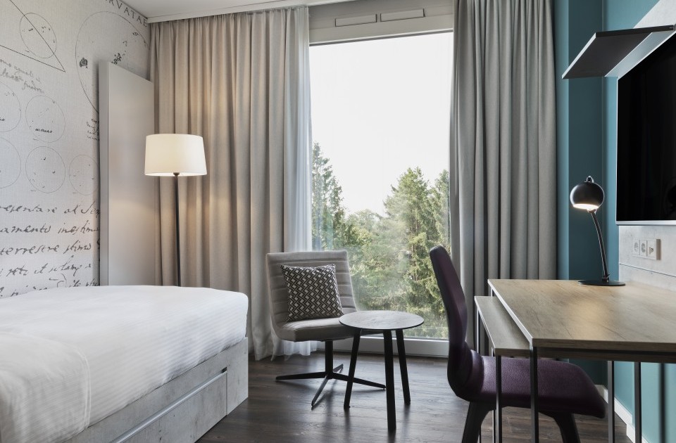 Einzelbett und kleiner Schreibtisch