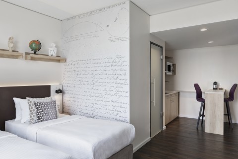 Zimmer mit zwei Einzelbetten und Küche