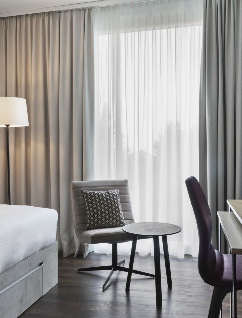 Zimmer mit Bett und Schreibtisch