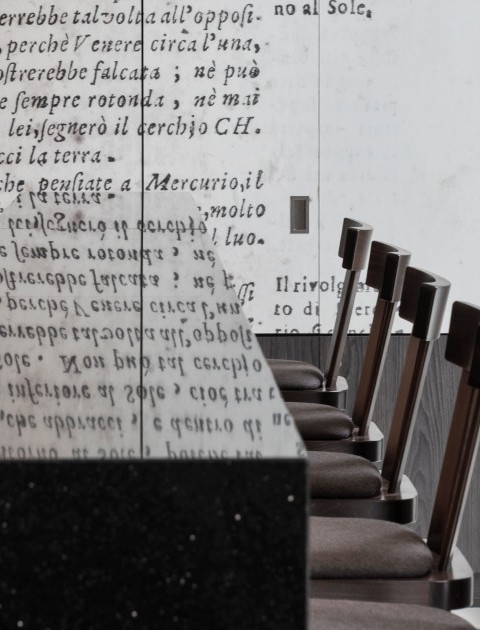 Nahaufnahme einer Bar mit mehreren Hockern