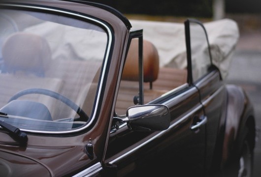 Nahaufnahme von einem braunen VW Beetle Oldtimer