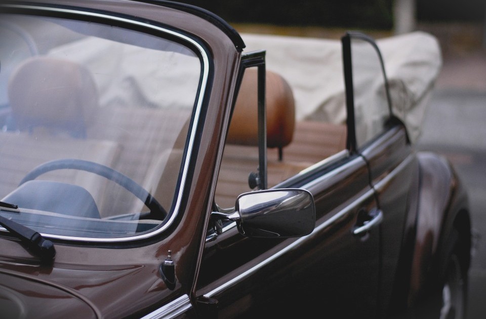 Nahaufnahme von einem braunen VW Beetle Oldtimer