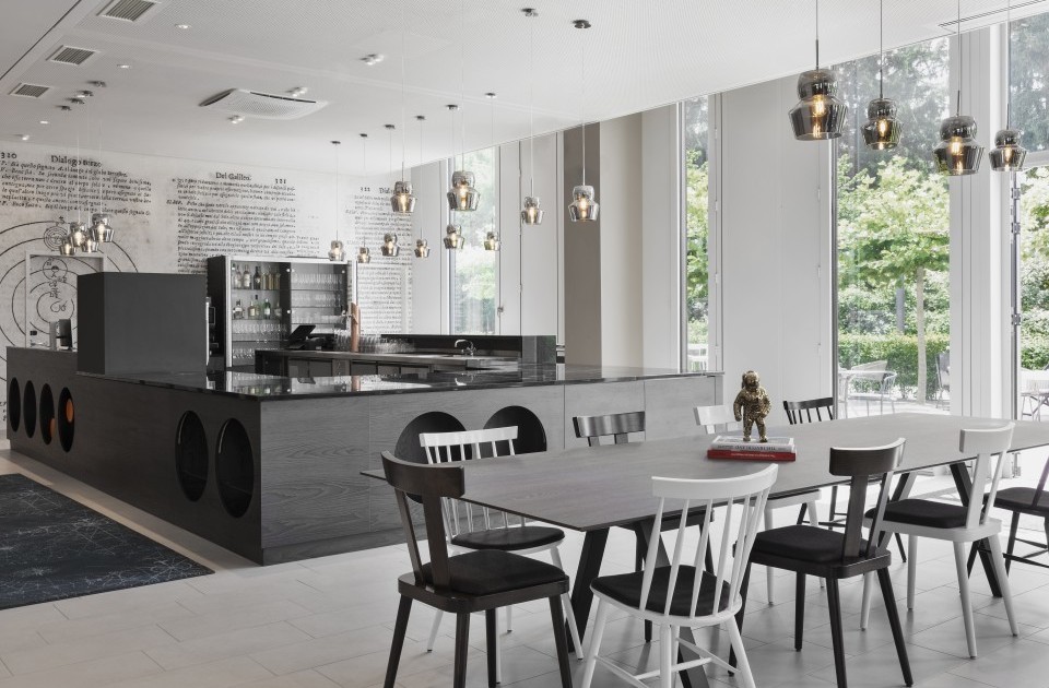 Große schwarze Küche mit Zugang auf die Terrasse