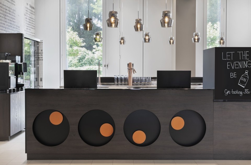 Helle Lobby mit Dekoration