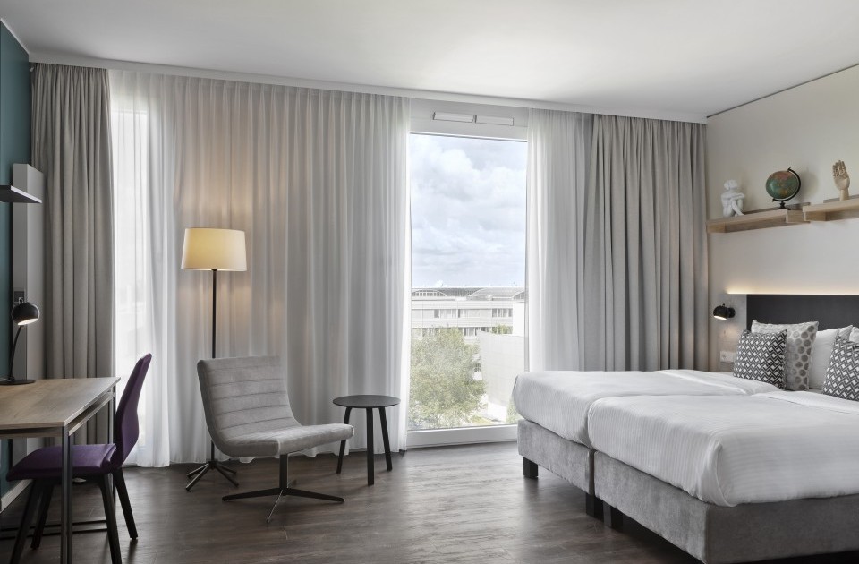 Hotelzimmer mit großem Bett und Fenster