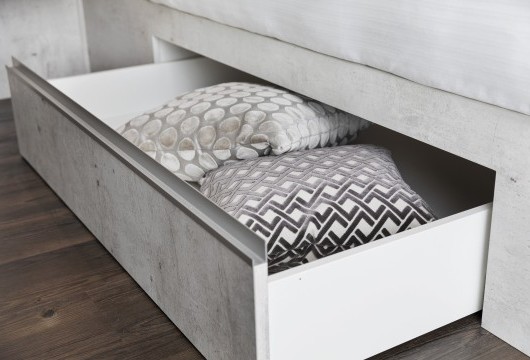 Schublade mit grauen Kissen