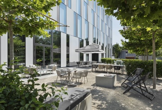Terrasse mit Sitzgelegenheiten