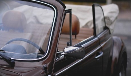Parkplatz Auto Eine Nahaufnahme eines braunen VW Beetle Cabrio Oldtimers