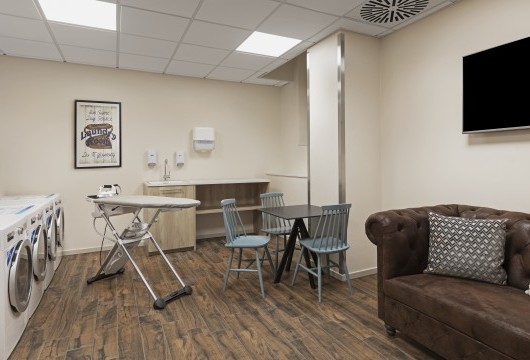 Waschraum mit Maschinen